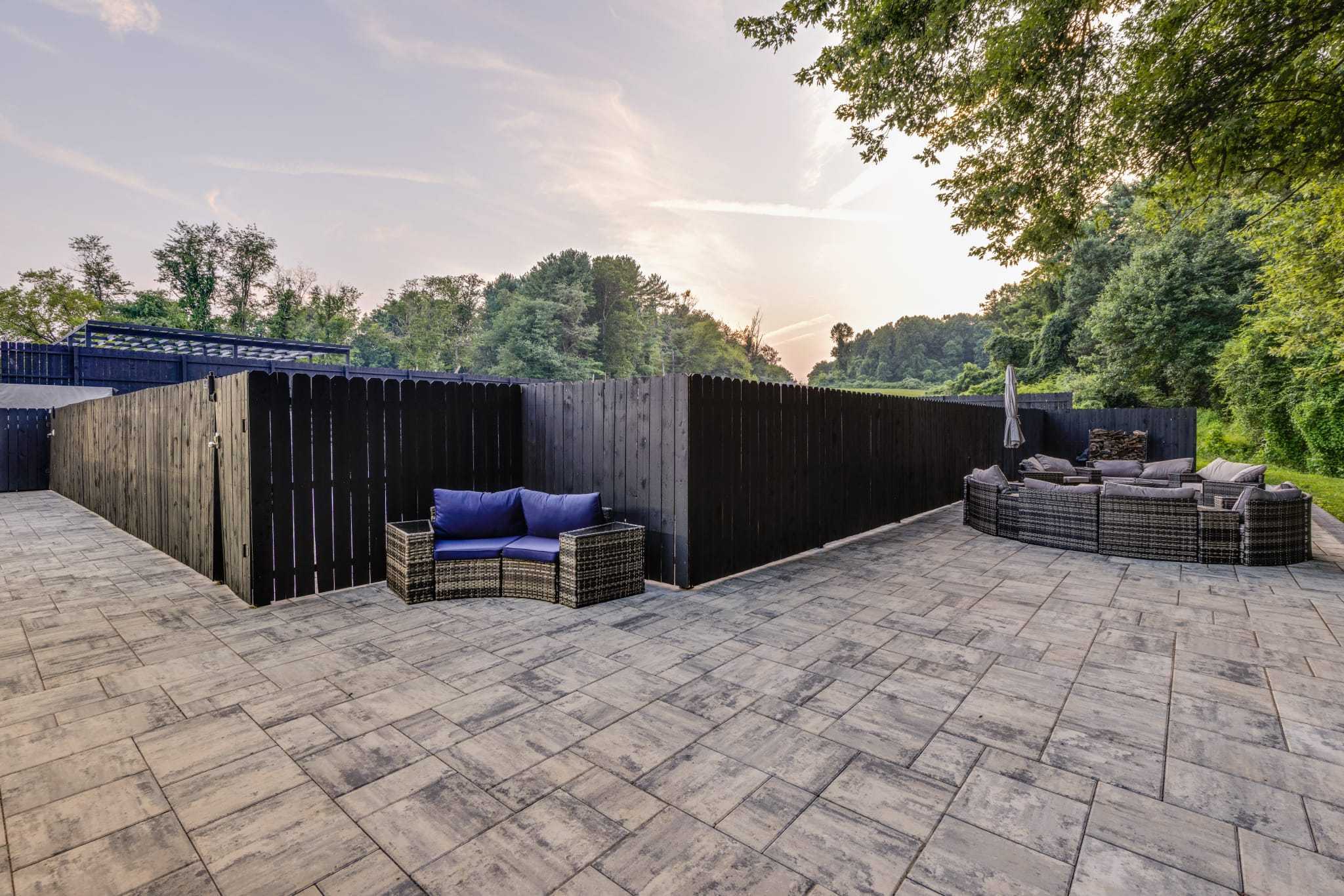 Elegant fire pit lounge